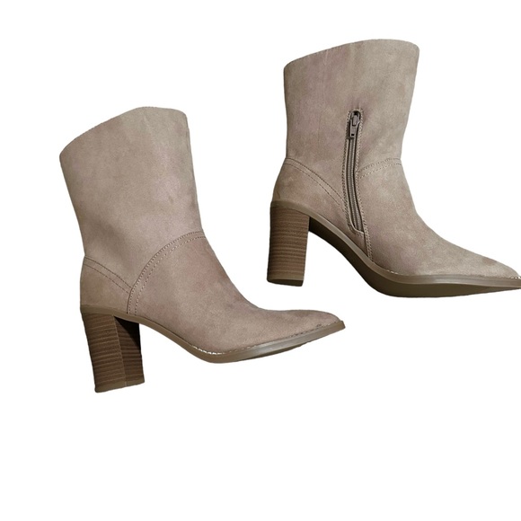 Universal Thread Heeled Boots - Picture 2 of 3